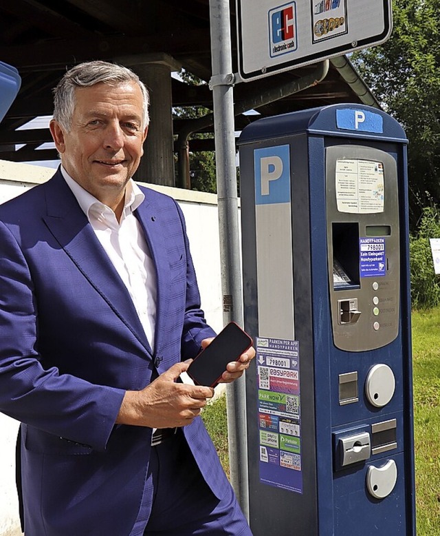 Klaus-Michael Tatsch, Brgermeister vo...e man  Gebhren mit dem Handy bezahlt.  | Foto: Dieter Maurer