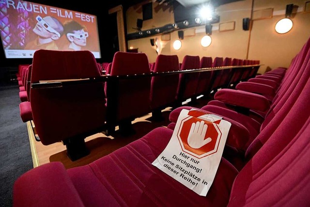 Abstandhalten gilt auch im Kino (Symbolbild).  | Foto: Caroline Seidel (dpa)