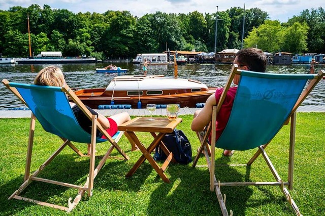 Ein paar Tage in der Sonne ausspannen tut in Zeiten von Corona not.  | Foto: Christophe Gateau (dpa)