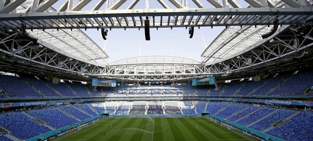 Blick in das Stadion von St. Petersbur...ch zu einem Corona-Hotspot entwickelt.  | Foto: Maxim Shemetov (dpa)