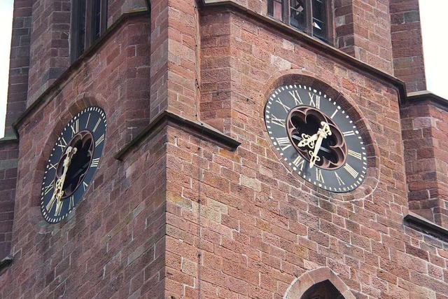 Drei Minuten nach halb acht zeigt die ...die Elektronik in der Kirche zerstrt.  | Foto: Horst David