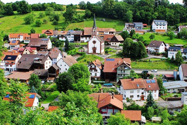 Dossenbach erstreckt sich im Tal und ber die Hnge.  | Foto: Rolf Reimann