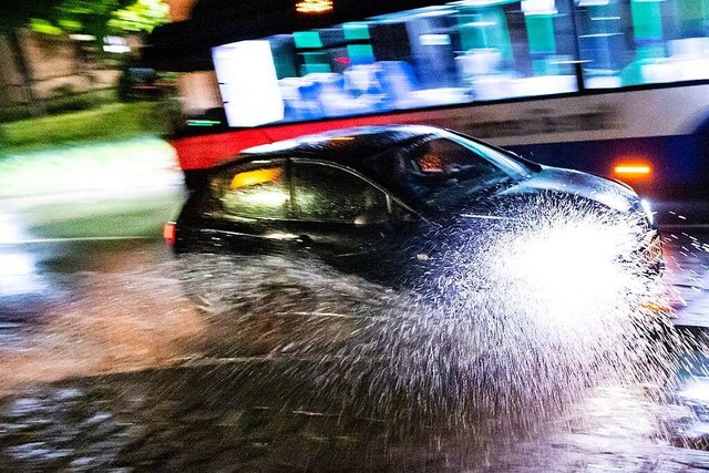 Wenn Autos ber berschwemmte Straen ... Katalysator oder den Motor schdigen.  | Foto: Matthias Balk (dpa)