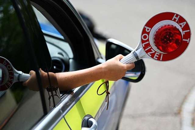 Aufforderung zum Anhalten (Symbolbild)...ntransporter mit defekter Beleuchtung.  | Foto: Jonas Hirt