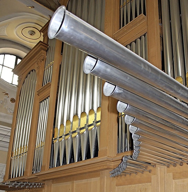 Die groe Metzler-Orgel auf der Empore...chfeldern auf. 1991 wurde sie geweiht.  | Foto: Hansjrg Bader