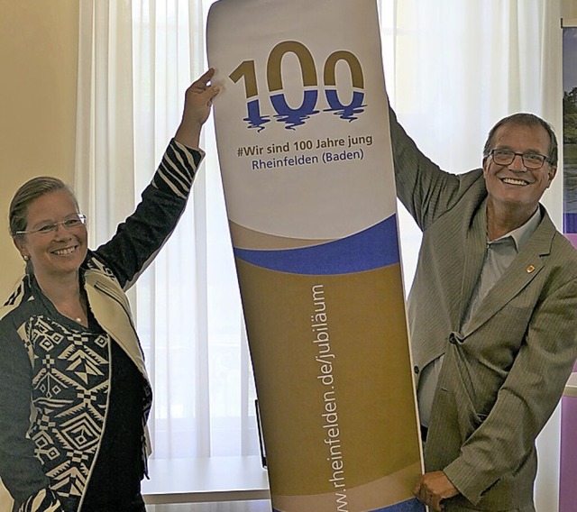 Diana Stcker und Klaus Eberhardt mit dem Jubilumslogo  | Foto: Verena Pichler