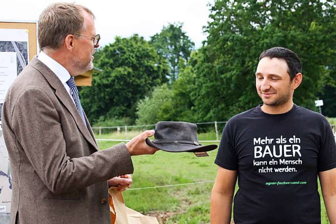 Bahlingens Bürgermeister Harald Lotis ...Schmidt, der die Wilden Weide betreut.  | Foto: Christiane Franz