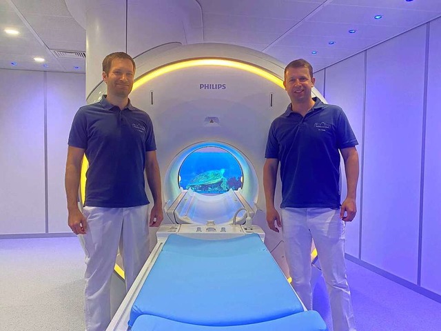 Felix Wegent (links) und Dr. Stefan Bu...e MRT-Untersuchung anbieten zu knnen.  | Foto: Radiologie am Zollhof