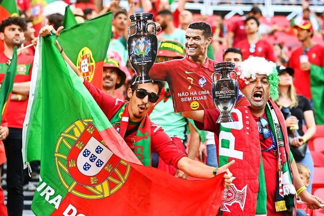 Portugiesische Fans feiern in der ausverkauften Pusks-Arena in Budapest.  | Foto: Robert Michael (dpa)