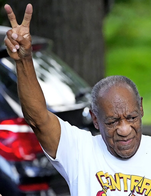 Bill Cosby zeigt nach seiner Entlassung aus der Haft das Victory-Zeichen.  | Foto: Matt Slocum (dpa)