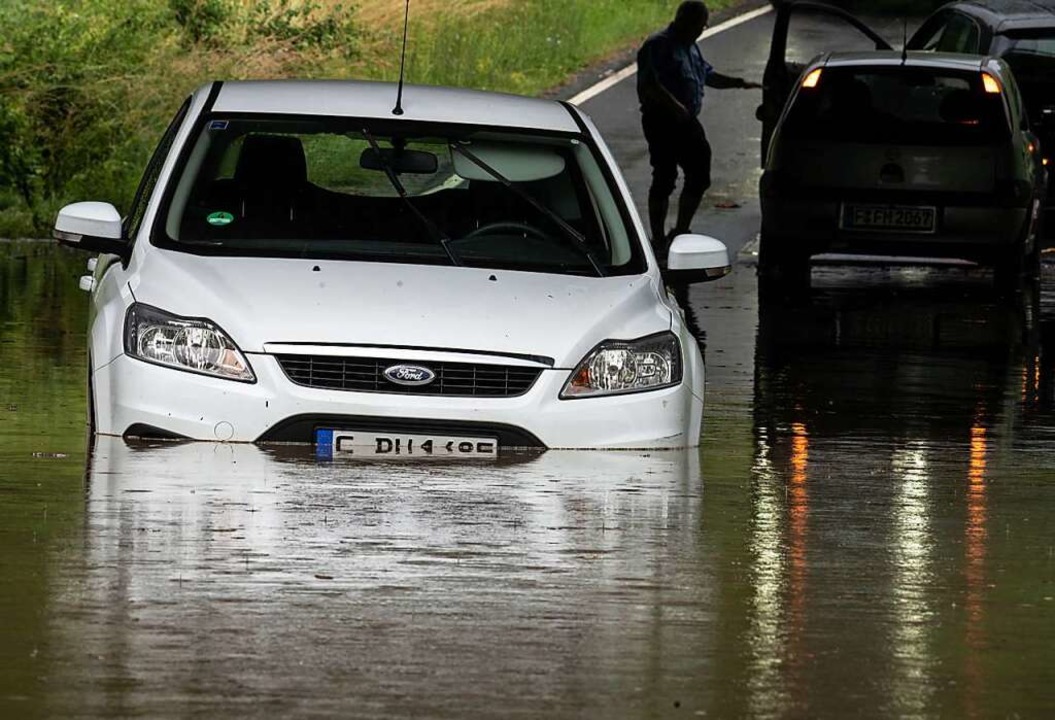 Unwetter mit berschwemmungen (hier in Frankfurt) nehmen immer mehr zu.  | Foto: Frank Rumpenhorst (dpa)