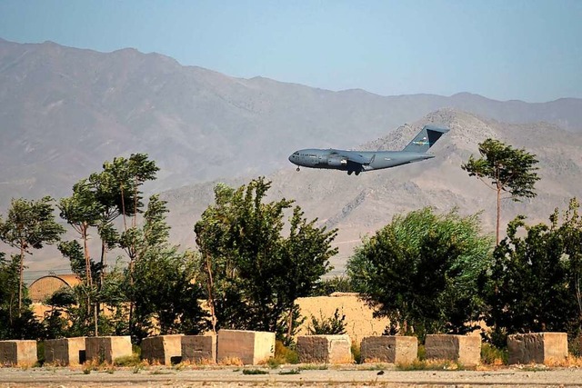 Ein US-Transportflugzeug landet in Bagram  | Foto: WAKIL KOHSAR (AFP)
