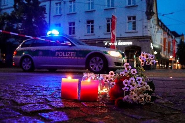 Kerzen und Blumen erinnern in Wrzburg...ie infolge der Attacke gestorben sind.  | Foto: ARMANDO BABANI (AFP)