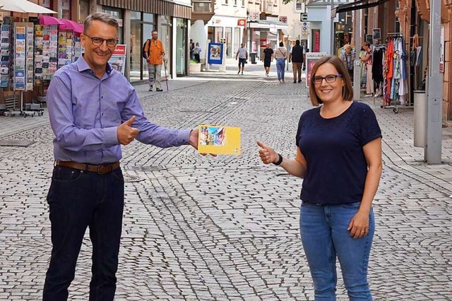 Lahrs OB Markus Ibert bergab den Gutschein an Juliane Meinecke.  | Foto: Stadt