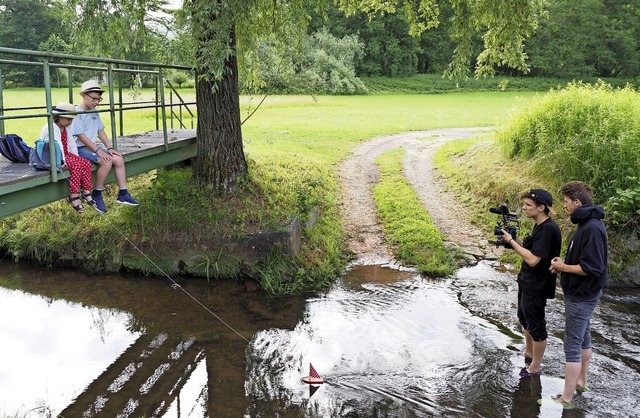 Paula und Ben Vetter machen sich auf d...22;Unser Dorf hat Zukunft&#8220; auf.   | Foto: Michael Haberer