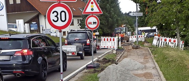 In der Rickenbacher Ortsdurchfahrt ms.... Das fhrt zu  Verkehrsbehinderungen.  | Foto: Wolfgang Adam