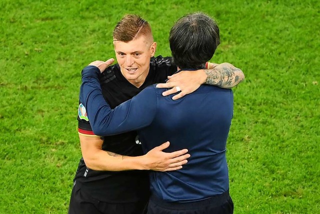 Toni Kroos, hier Arm in Arm mit Joachim Lw  | Foto: MATTHIAS HANGST (AFP)