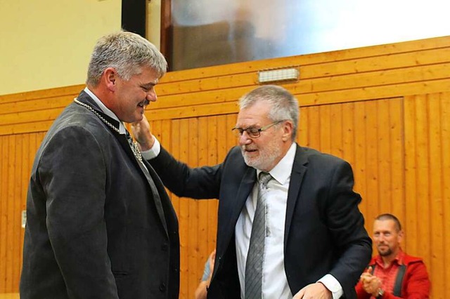 Harald Lais hngt Martin Wietzel die Amtskette des Brgermeister um.  | Foto: Martin Klabund