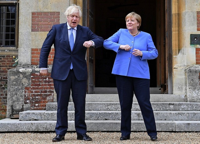 Boris Johnson  und Angela Merkel bei der coronakonformen Begrung.  | Foto: Stefan Rousseau (dpa)