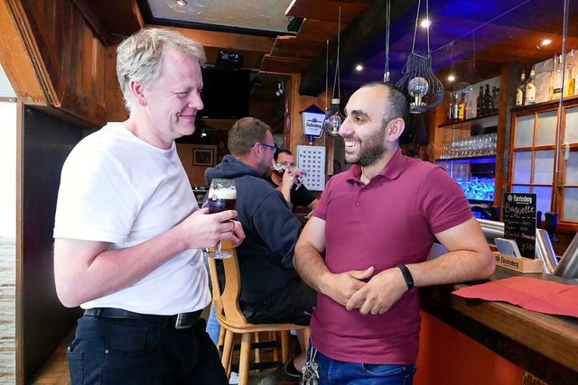 Geschftsfhrer Rupain Abdo (rechts) m...als seit Oktober 2020 wieder geffnet.  | Foto: Susanne Filz