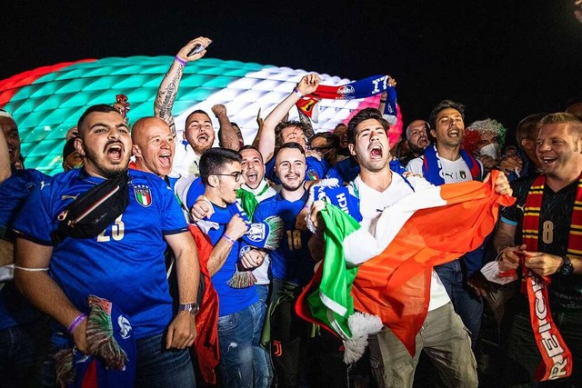 Fans der italienischen Fuball-Nationa...den Sieg vor dem beleuchteten Stadion.  | Foto: Matthias Balk (dpa)
