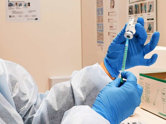 Eine Mitarbeiterin zieht den Astrazeneca-Impfstoff auf eine Spritze auf.  | Foto: Patrik Mller
