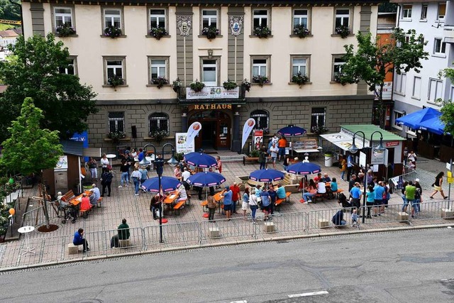 Brgerfest auf dem Rathausplatz: Endlich wieder gemeinsam feiern.  | Foto: Tanja Bury