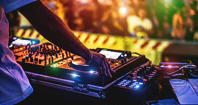Ibiza steht insbesondere auch fr Partykultur und DJ-Musik.  | Foto: DisobeyArt  (stock.adobe.com)