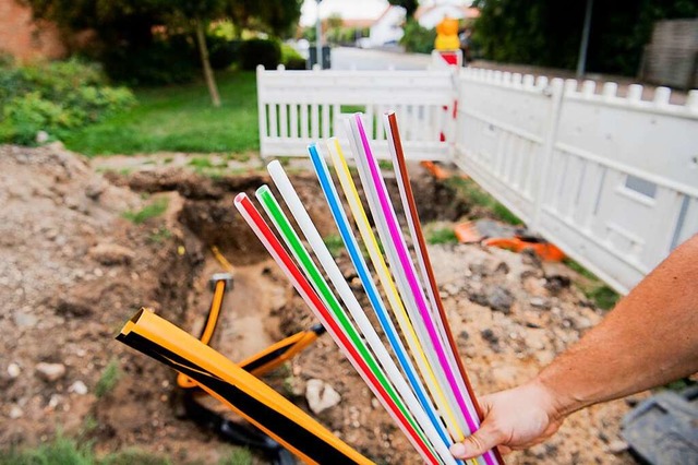 Kabel verlegen &#8211; in Meienheim k...eutsche Glasfaser in die Hand nehmen.   | Foto: Julian Stratenschulte (dpa)