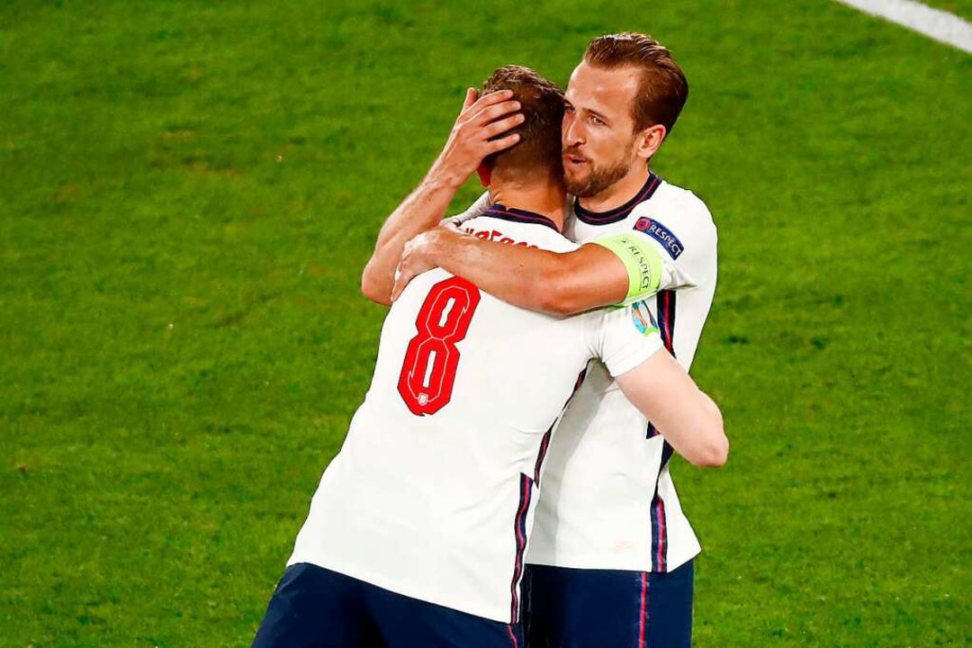 Eine innige, liebevolle Umarmung zwisc...sich in die Liste der Torschtzen ein.  | Foto: ALESSANDRO GAROFALO (AFP)