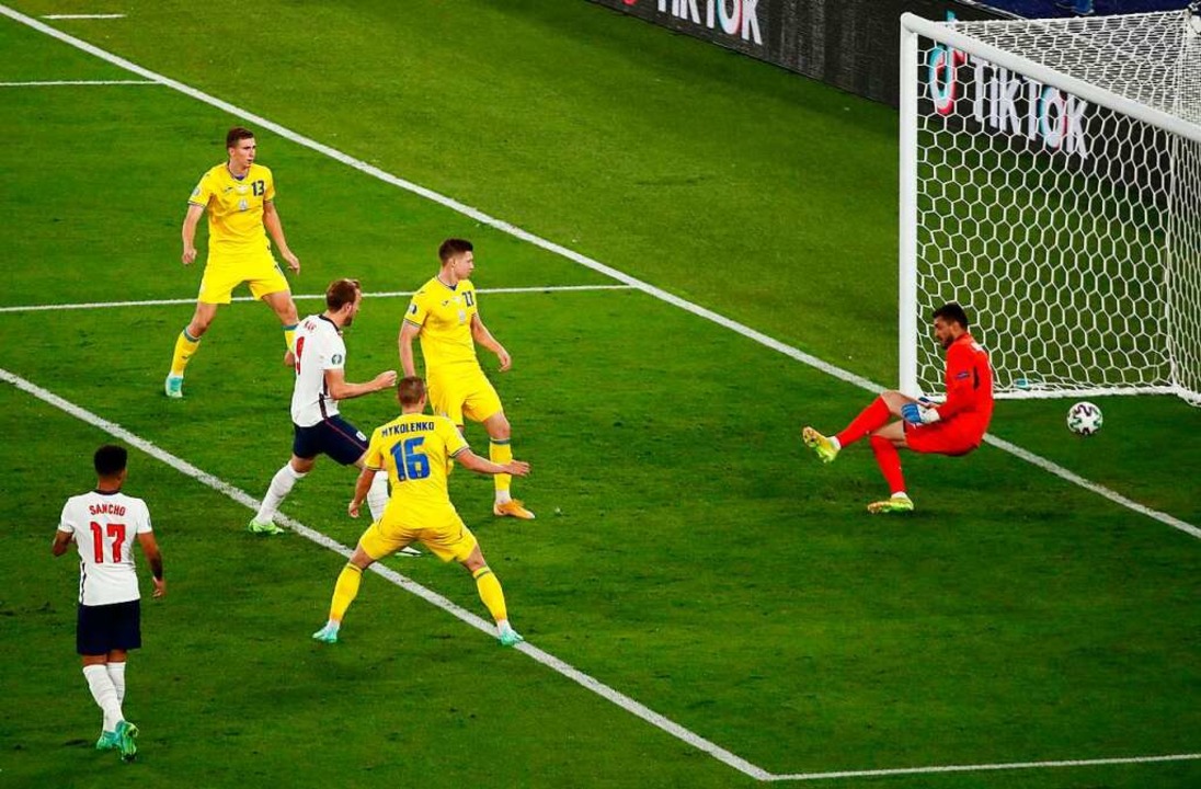Auch noch durch die Beine: Kane bei seinem zweiten Treffer.  | Foto: ALESSANDRO GAROFALO (AFP)