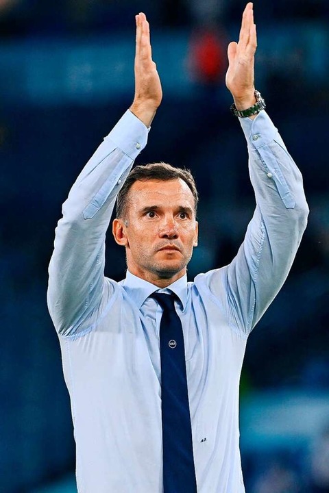 Shevchenko bedankt sich bei den ukrainischen Anhngerinnen und Anhngern.  | Foto: ALBERTO PIZZOLI (AFP)