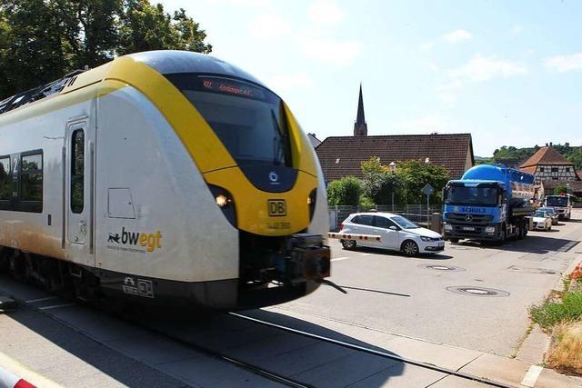 Eichstetter sind verrgert ber zu lange Wartezeiten an geschlossenen Schranken