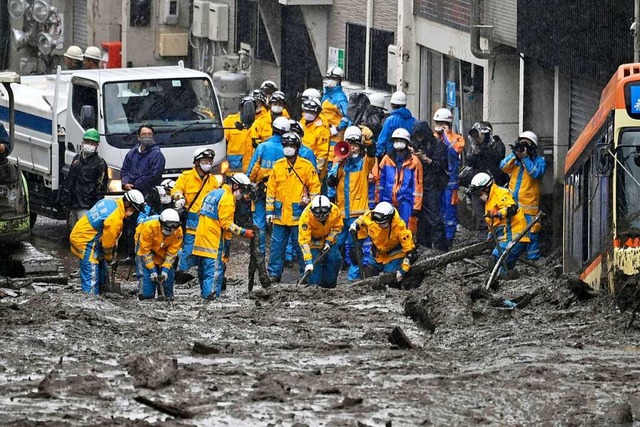 Rettungskrfte sind im Einsatz und suchen nach Vermissten.  | Foto: -- (dpa)