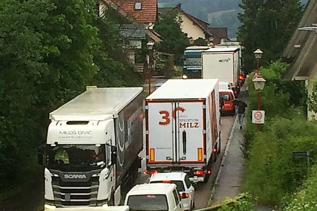 In Wallbach kommen die Lastwagen kaum ...m Tag des  Unfalls am  22. Juni zeigt.  | Foto: Martin Thomann