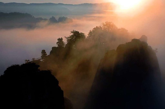 Morgennebel hllt den Basteifelsen ein... beim Nationalpark Schsische Schweiz.  | Foto: Matthias Hiekel (dpa)