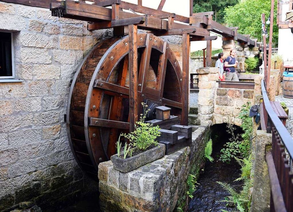 Außer Betrieb: Das Rad der historischen Mühle in Schmilka  | Foto: Britta Pedersen (dpa)