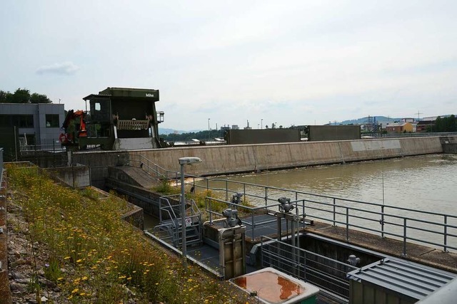 Der Rechenreiniger (links)  am Kraftwerk Rheinfelden  | Foto: Moritz Lehmann