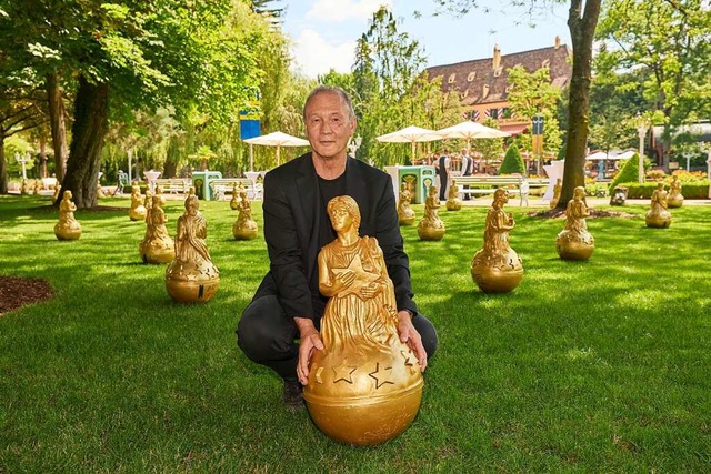 Ottmar Hrl mit seiner Figur &#8222;Steh&#8217; auf Europa&#8220;  | Foto: Europa-Park