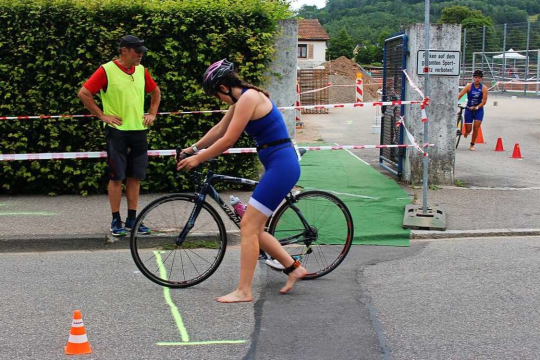 Erst ab der Markierung durfte nach dem Wechsel auf das Rad aufgesessen werden.  | Foto: Martin Klabund