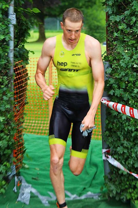 Der Gewinner des Supersprints fr Jede...enseleit, auf dem Weg zur Wechselzone.  | Foto: Martin Klabund