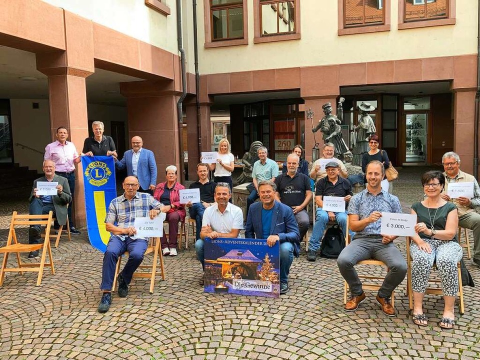 Spendenübergabe des Lions-Clubs an die...tionen im Waldkircher Rathaus-Innenhof  | Foto: Lions-Club