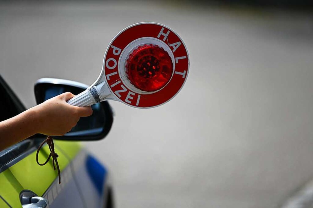 Die Polizei sucht einen Autofahrer (Symbolbild).  | Foto: Jonas Hirt