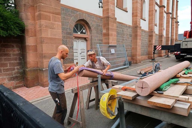 Dreieinhalb Meter lang sind die neuen Sandsteinsulen fr die Ihringer Kirche.  | Foto: Christine Weirich