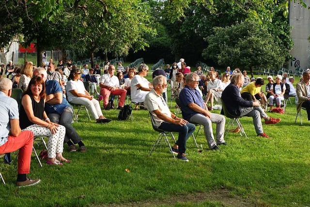 Zur Vernissage im Grnen kamen zahlrei...seums Alte Schule in Efringen-Kirchen.  | Foto: Roswitha Frey