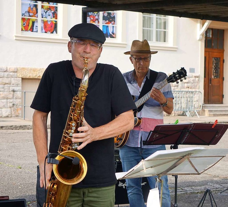 Saxophonist Günter Berger und die Band...&#8220; sorgten für beste Sommerlaune.  | Foto: Roswitha Frey
