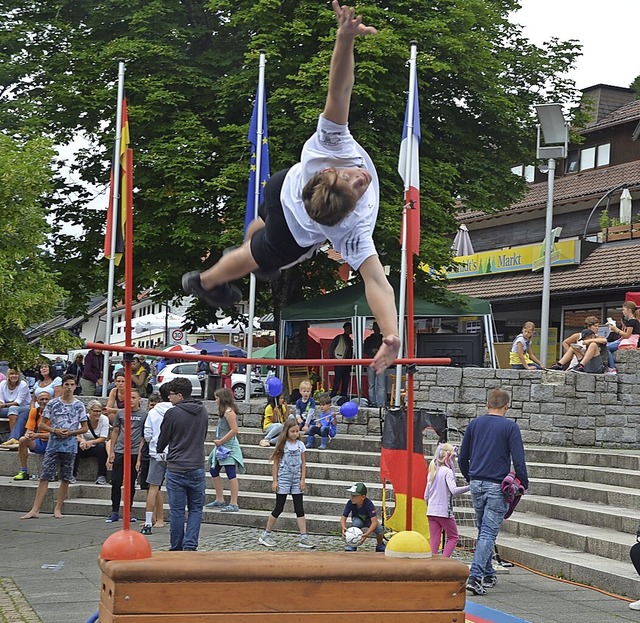 Akrobatisches zeigten die Ice-Freestyler bei der Gewerbeschau in Herrischried.  | Foto: Christiane Sahli