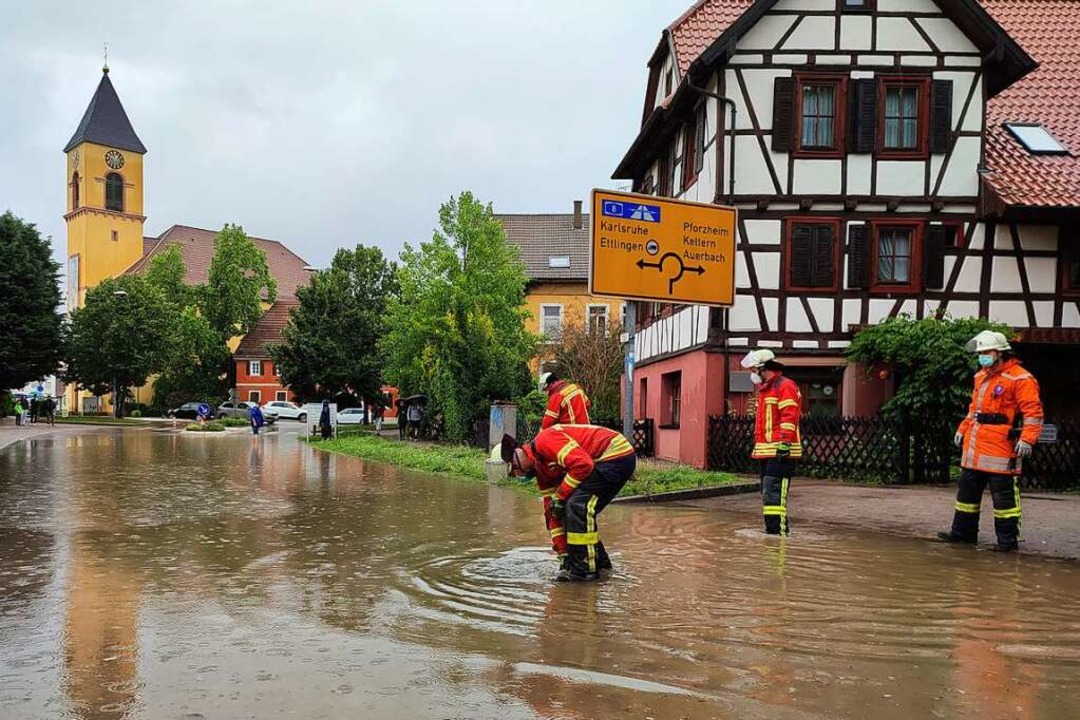 In Karlsbad im Kreis Karlsruhe steht das Wasser nach Starkregen in den Straßen.  | Foto: Thomas Riedel (dpa)