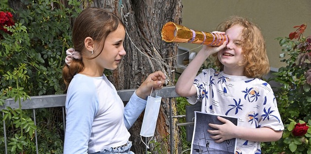 Melina und Lugh entdecken einen Hinweis im Fernrohr.   | Foto: Horatio Gollin