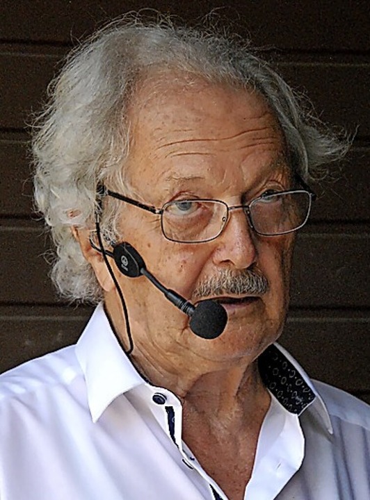 Wolfram Wette whrend seines Vortrags zum Thema Widerstand.  | Foto: Dorothea Scherle